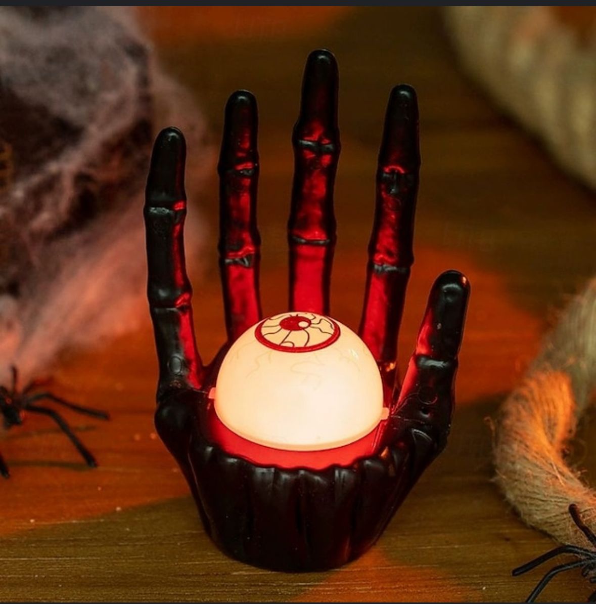LIGHT UP HALLOWEEN SCARY EYE IN CREEPY HAND