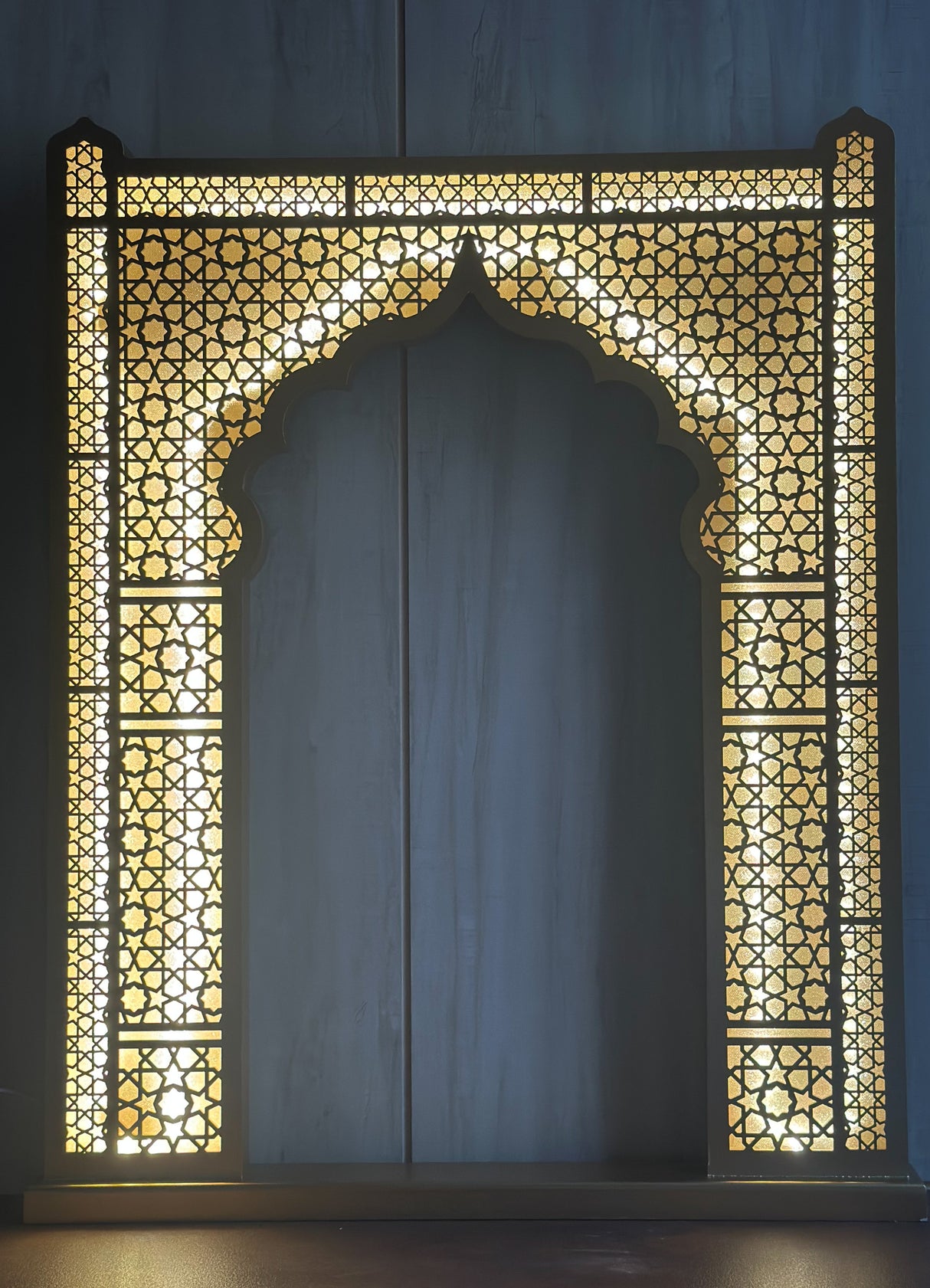 ILLUMINATING ARABESQUE GATE